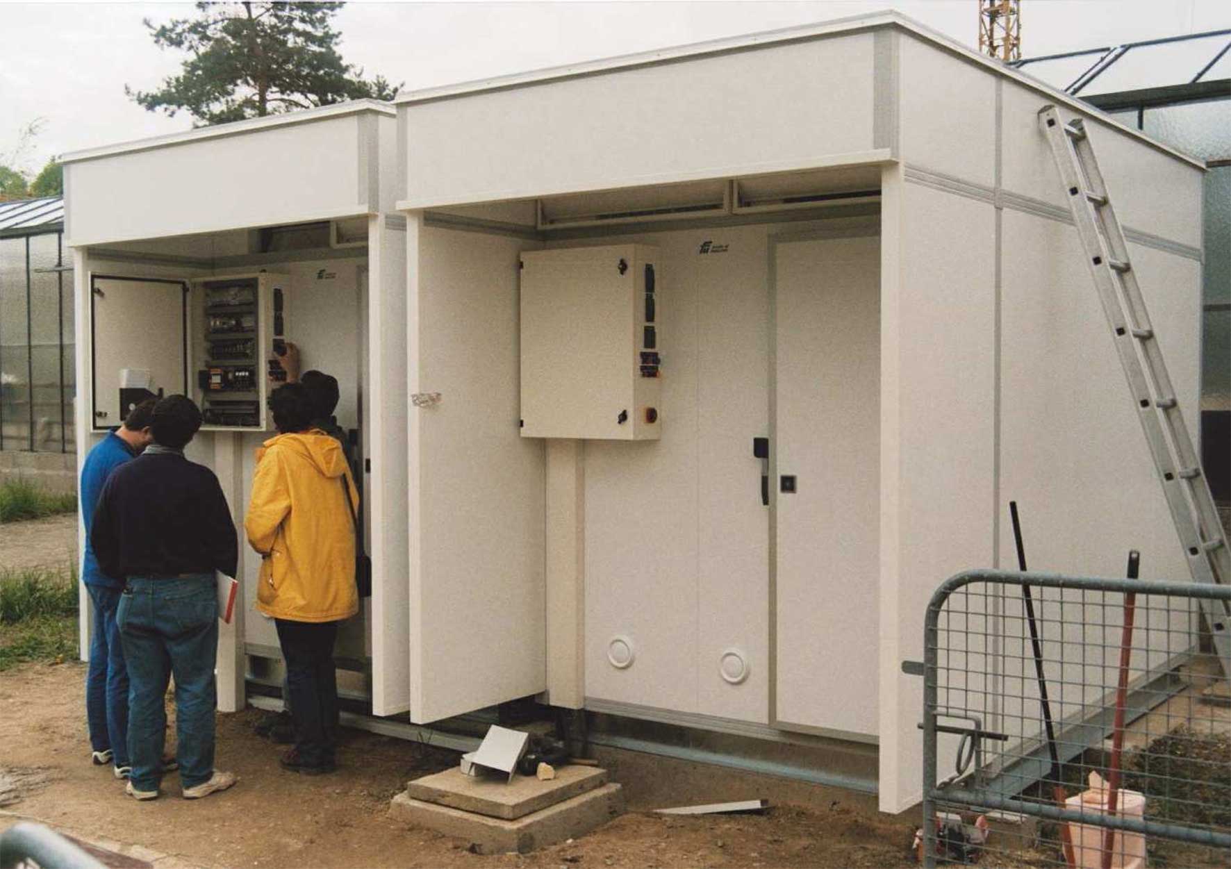 installation extérieure de deux enceintes climatiques